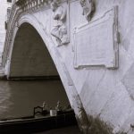 La Targa commemorativa della fondazione del ponte sotto il Doge Cicogna