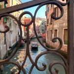 Ogni ponte regala una vista sulla vita nei canali. Dal Ponte della Malvasia si intravede un altro ponte attraversato da barche di servizio o da gondole.