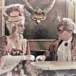 Il Caffè Florian a Carnevale diventa un set cinematografico, un palcoscenico su cui  va in scena la vita, senza limiti di ambientazioni storiche