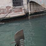 Una gondola deve essere condotta con maestria sotto i ponti di Venezia