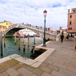 Il Ponte degli Scalzi è il primo ponte che si incontra uscendo dalla stazione ferroviaria