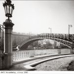 All’epoca dell’inaugurazione era il più grande ponte ad arco in legno in tutta Europa. Restaurato nel 2018 oggi il Ponte dell’Accademia si erge nella sua originalità con slancio e leggerezza dei materiali, legno e acciaio, collegando San Vidal alla ex chiesa di Santa Maria della Carità, oggi sede delle Gallerie dell’Accademia.