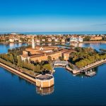 sorvolando-le-piccole-isole-di-venezia-situate-nel-mezzo-della-laguna-veneziana-bella-veduta-aerea-di-venezia_536604-1819
